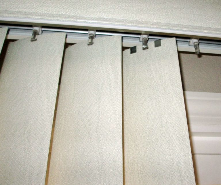 Replace Missing Vertical Blind Vanes with this Repair Clip